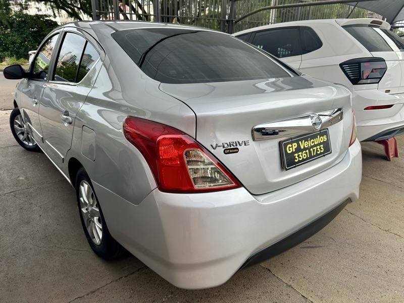 NISSAN Versa Sedan - Foto