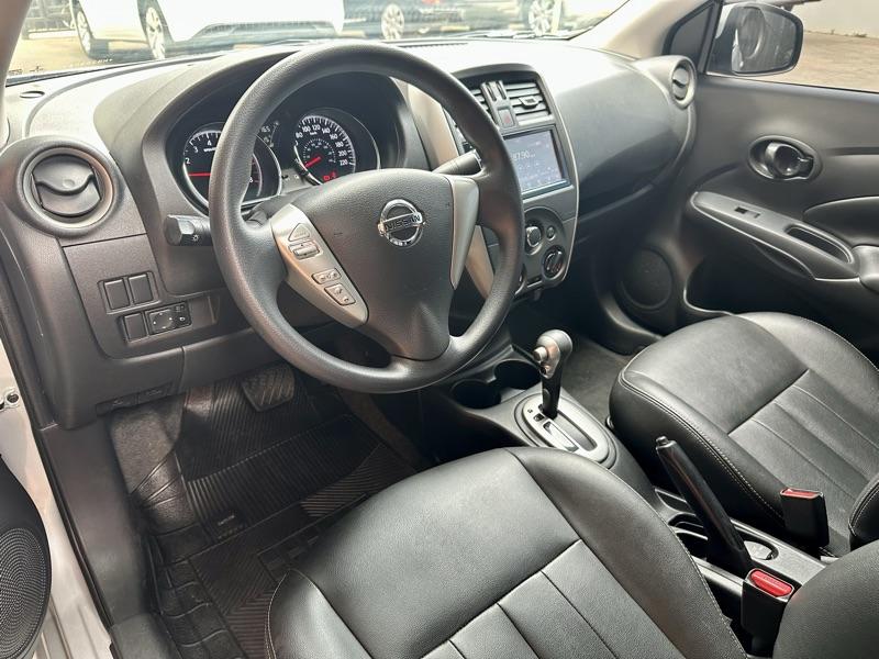 NISSAN Versa Sedan - Foto