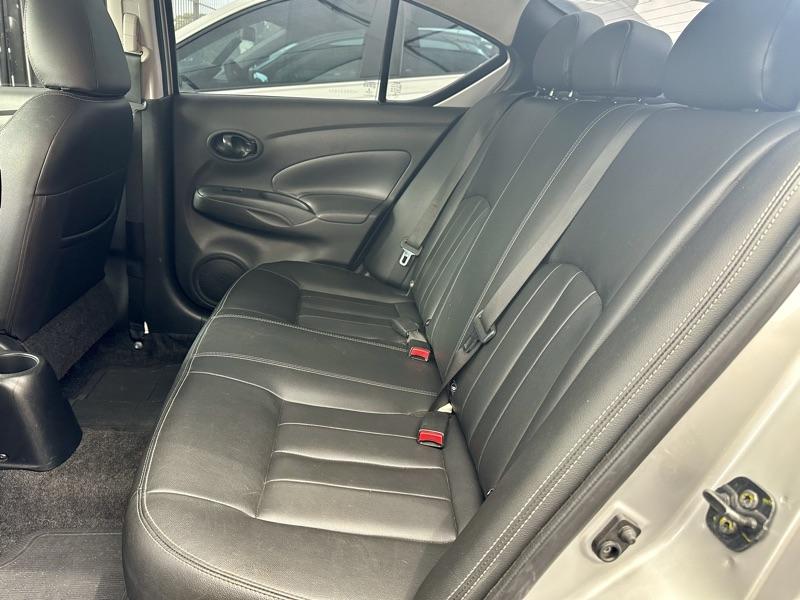 NISSAN Versa Sedan - Foto