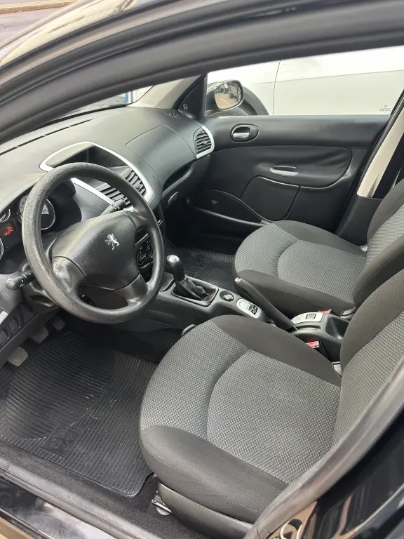 PEUGEOT 207 Hatch - Foto