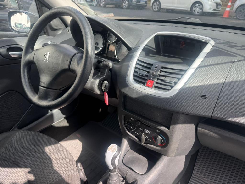 PEUGEOT 207 Sedan - Foto