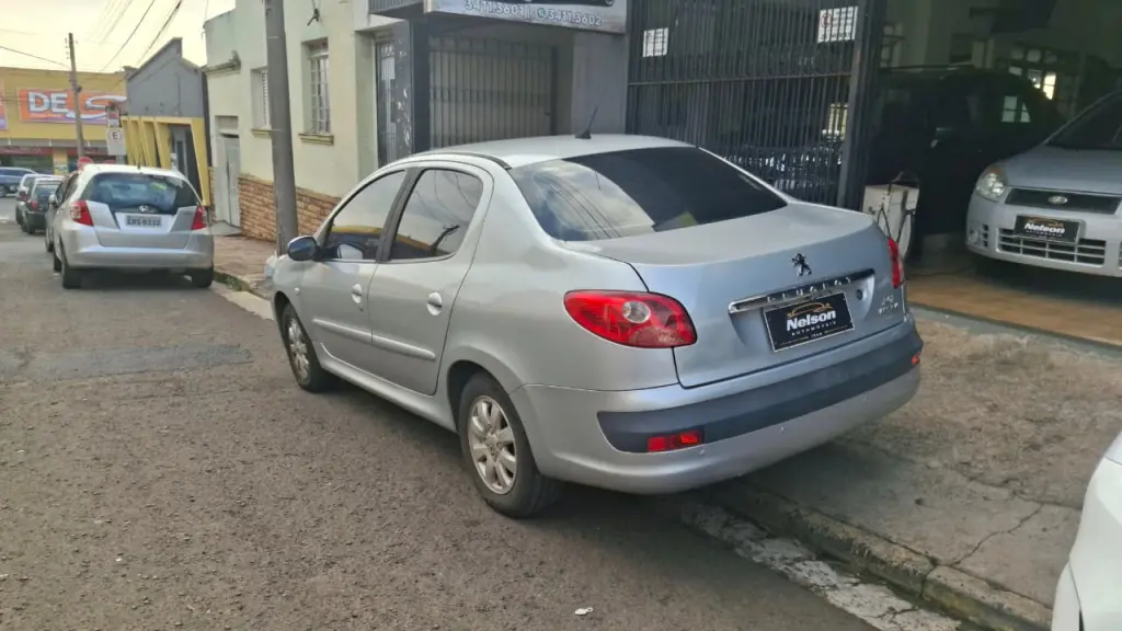 PEUGEOT 207 Sedan - Foto