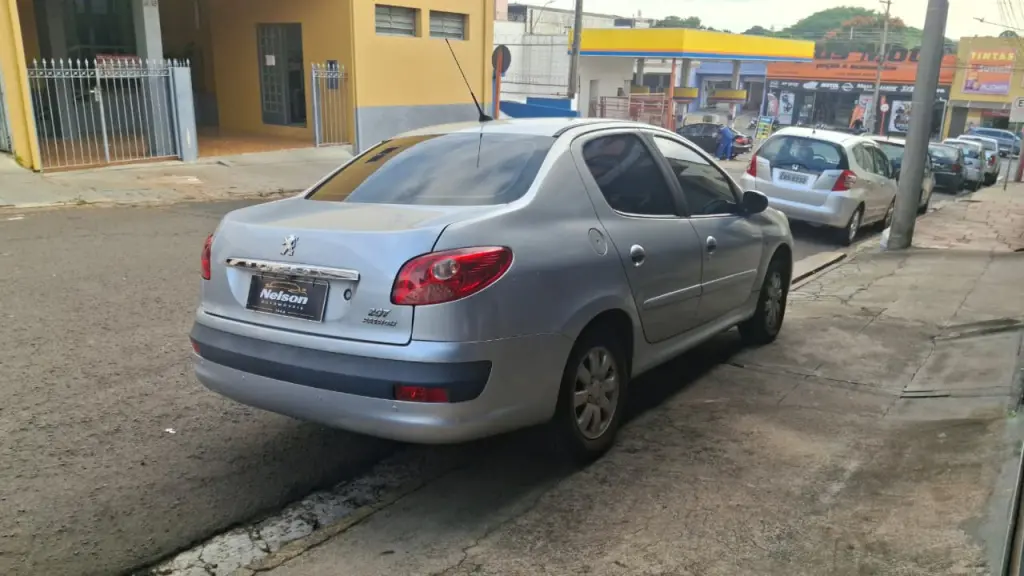 PEUGEOT 207 Sedan - Foto