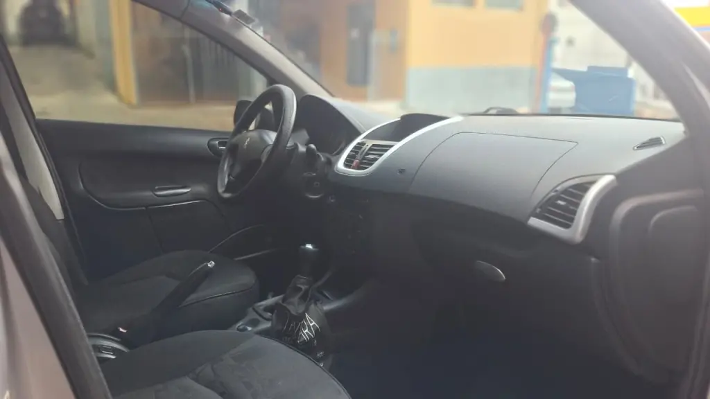 PEUGEOT 207 Sedan - Foto