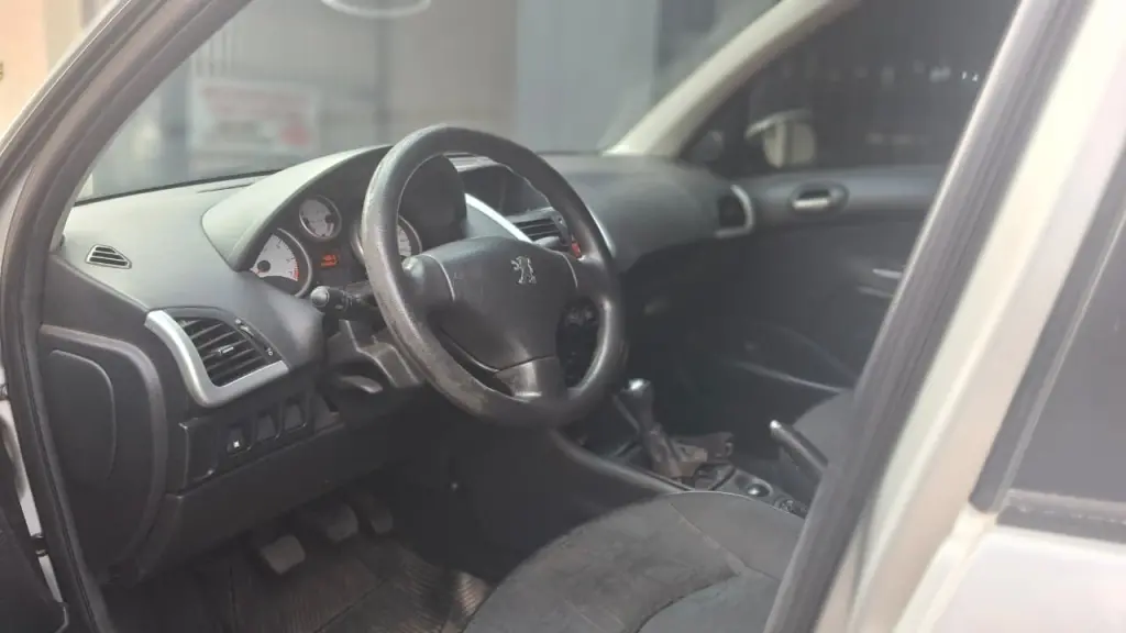 PEUGEOT 207 Sedan - Foto
