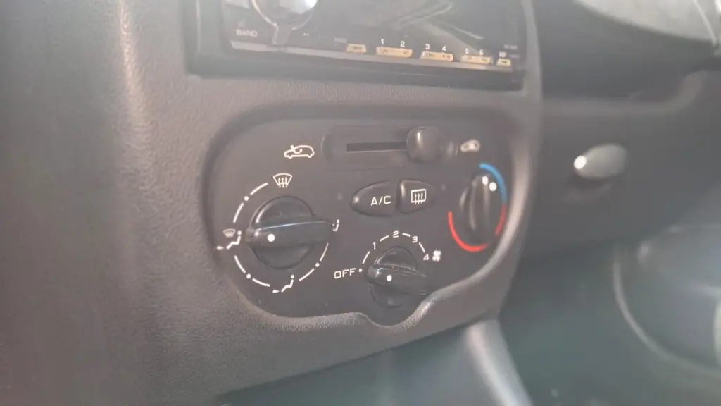 PEUGEOT 207 Sedan - Foto
