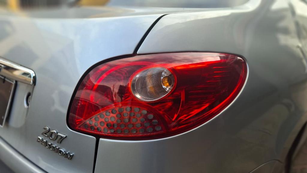 PEUGEOT 207 Sedan - Foto
