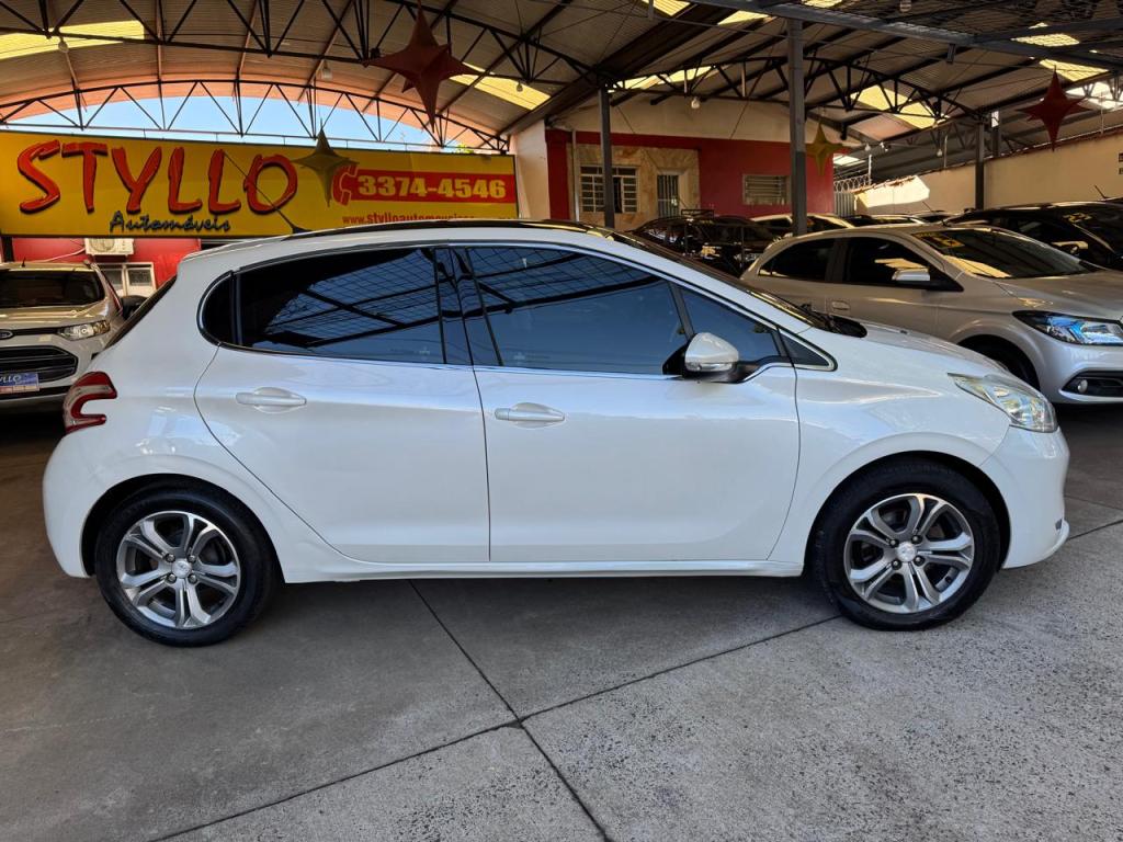 PEUGEOT 208 - Foto
