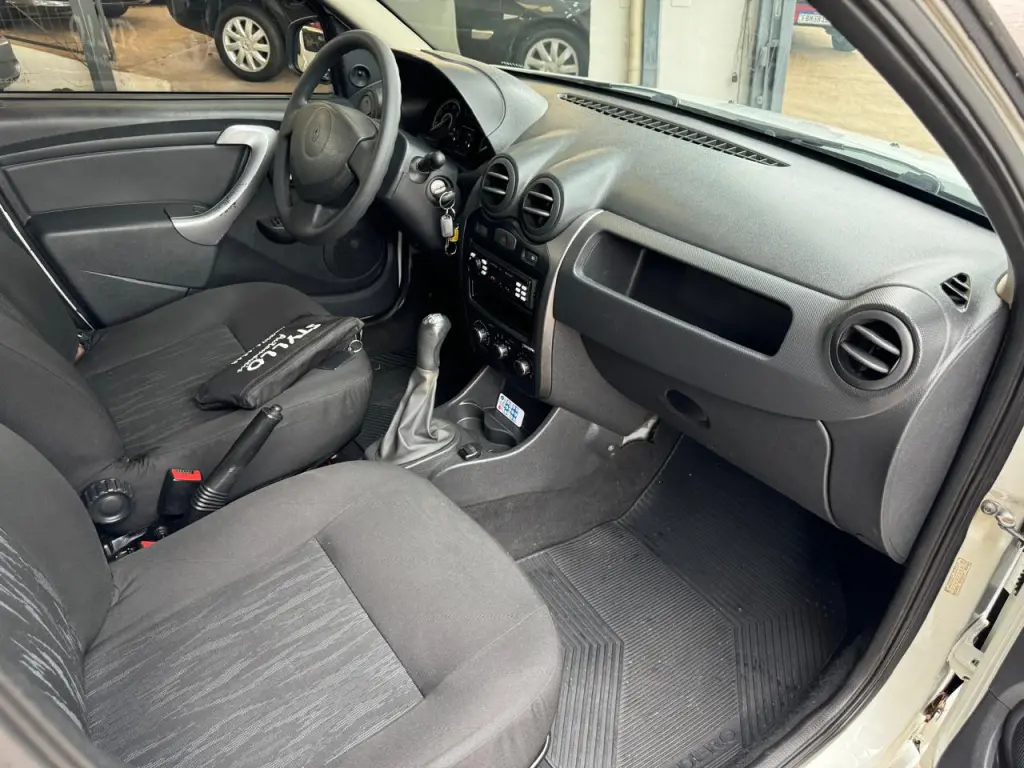 RENAULT Sandero - Foto