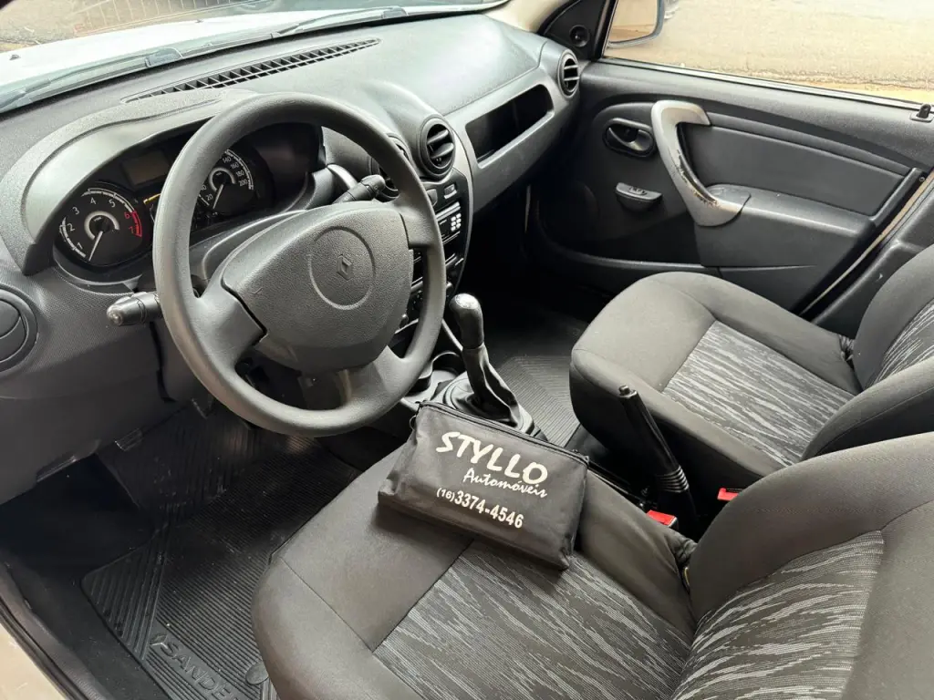 RENAULT Sandero - Foto