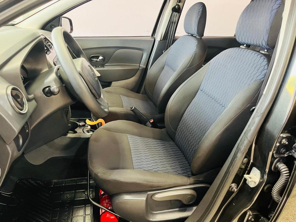 RENAULT Sandero - Foto