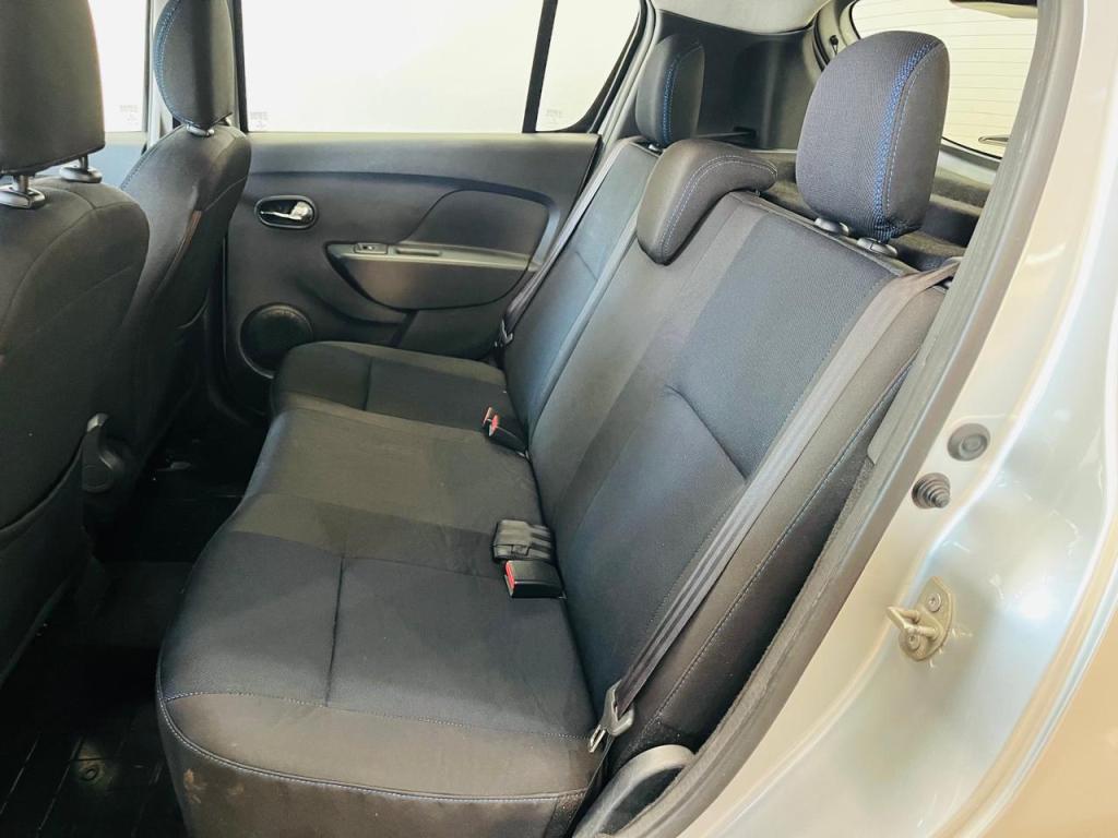 RENAULT Sandero - Foto