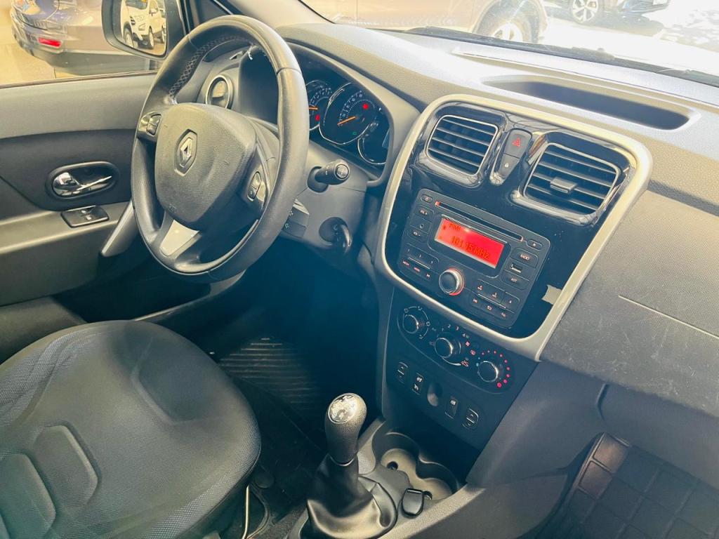 RENAULT Sandero - Foto