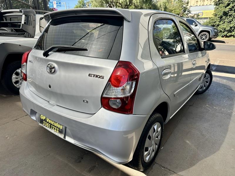 TOYOTA Etios Cross - Foto