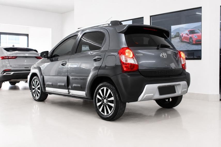 TOYOTA Etios Cross - Foto
