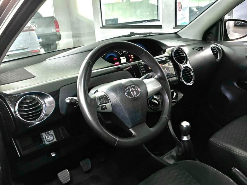TOYOTA Etios Cross - Foto