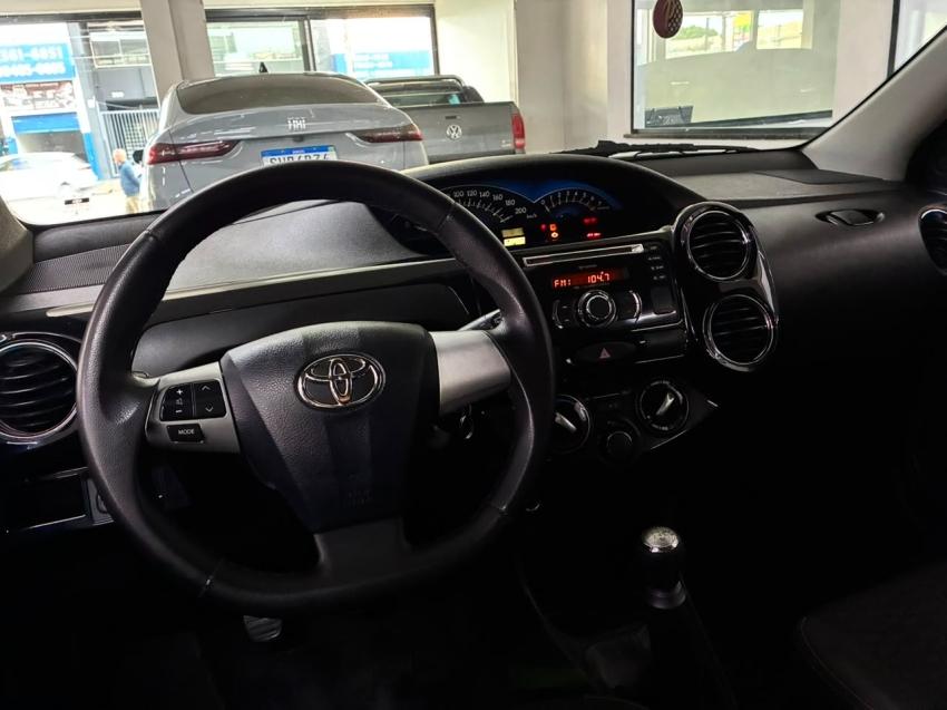 TOYOTA Etios Cross - Foto