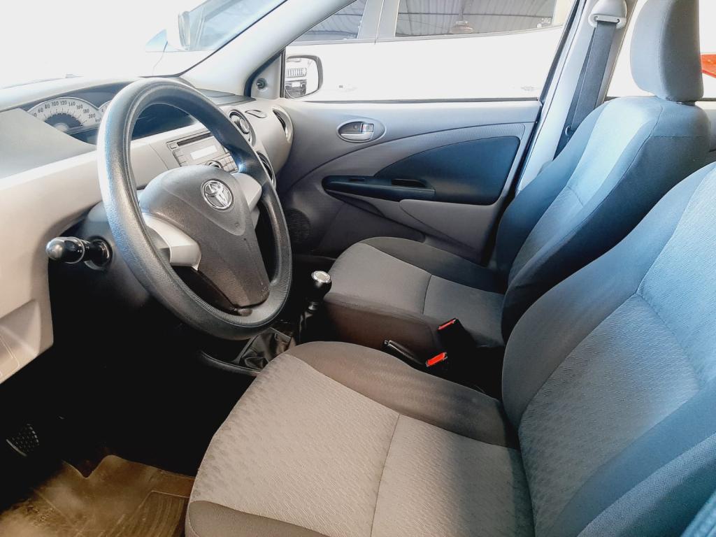 TOYOTA Etios Hatch - Foto