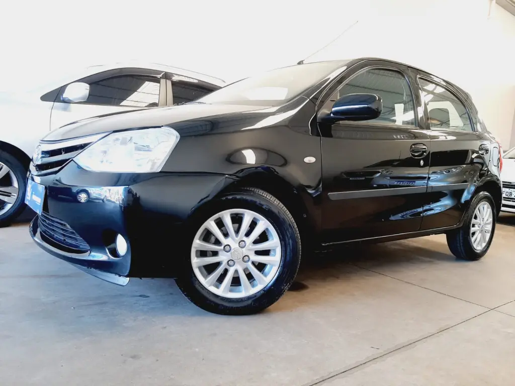 TOYOTA Etios Hatch - Foto