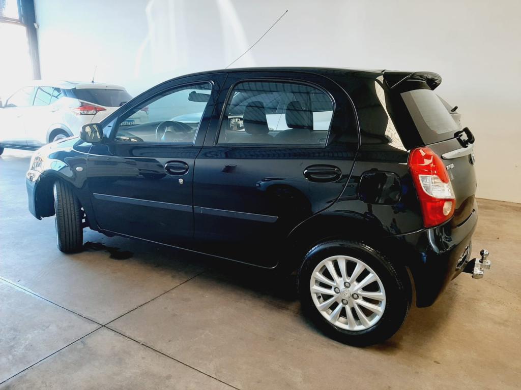 TOYOTA Etios Hatch - Foto