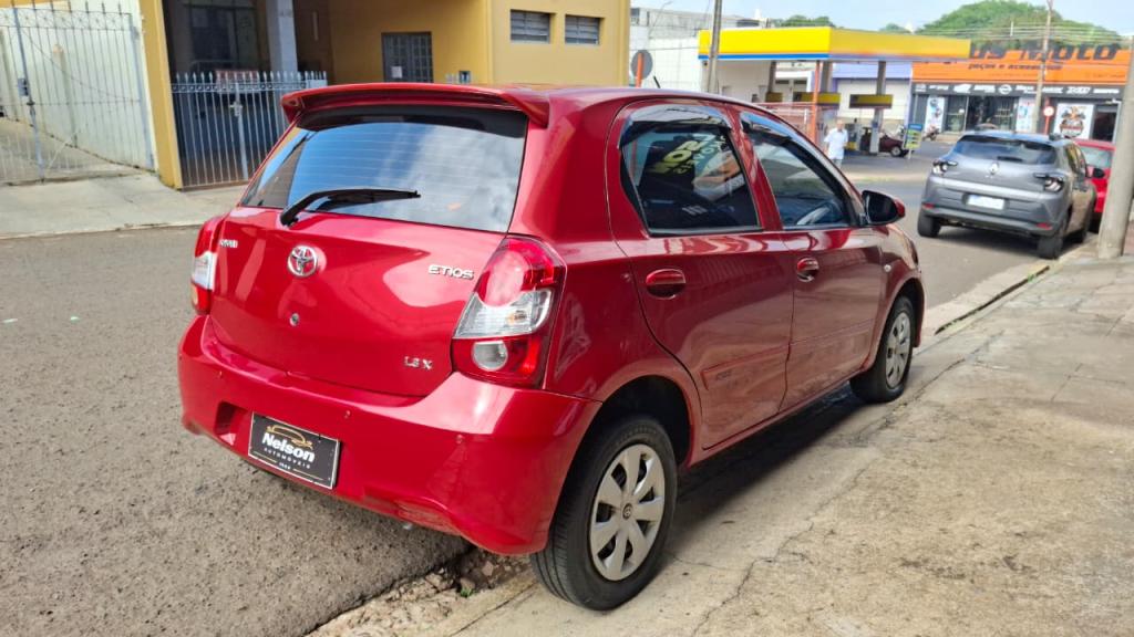 TOYOTA Etios Hatch - Foto