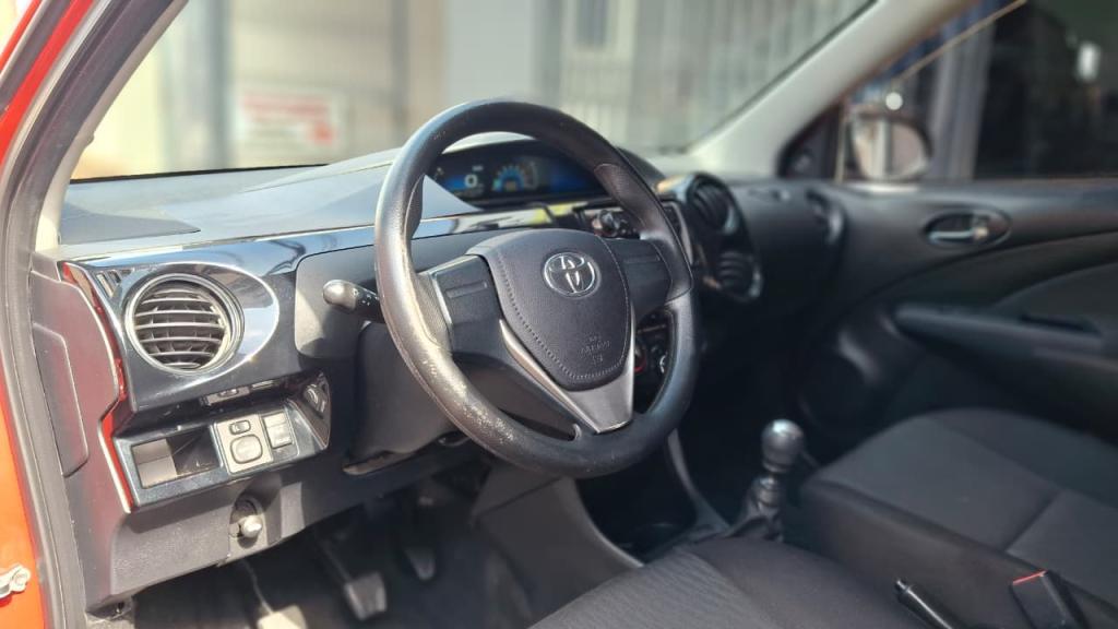 TOYOTA Etios Hatch - Foto