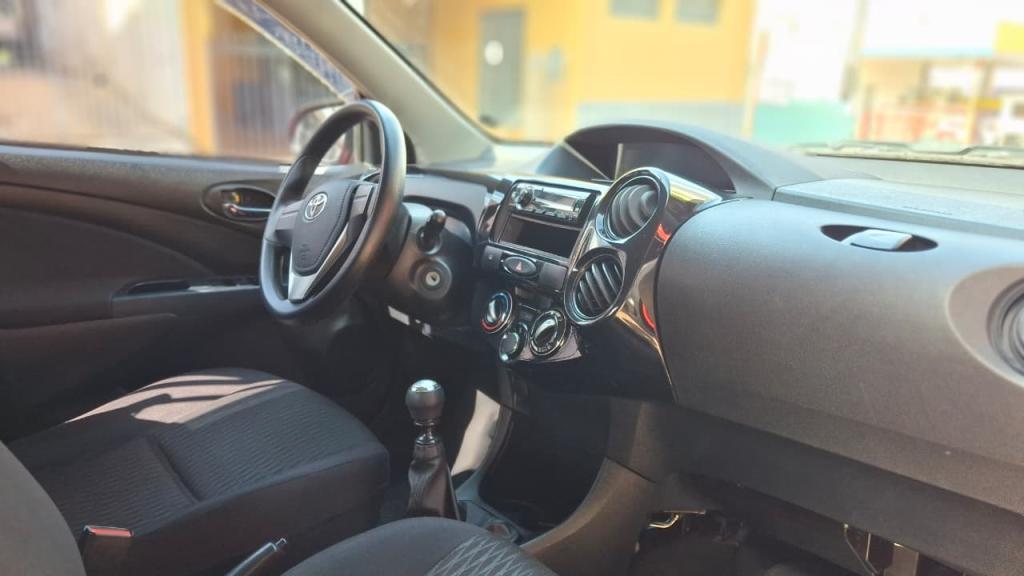 TOYOTA Etios Hatch - Foto