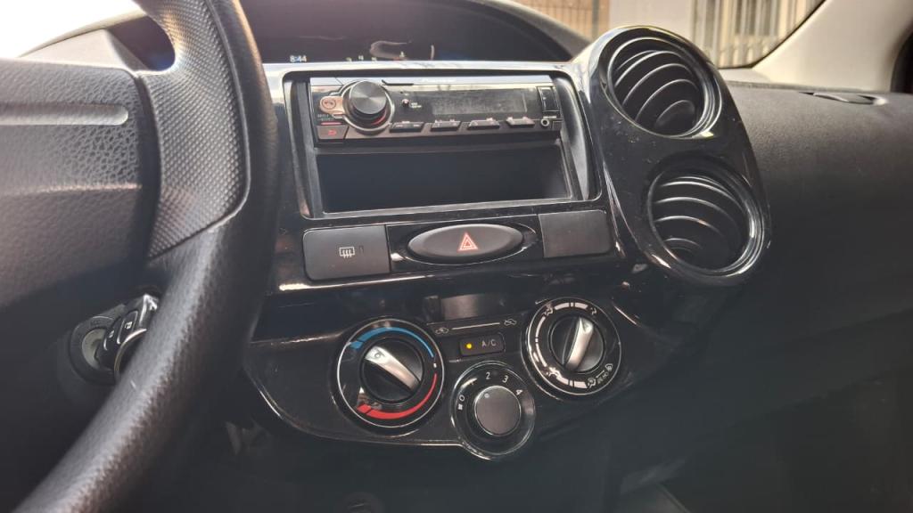 TOYOTA Etios Hatch - Foto