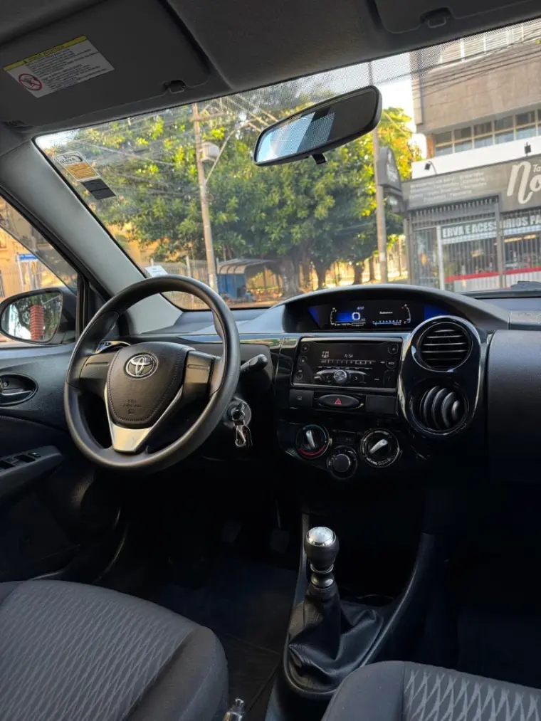 TOYOTA Etios Hatch - Foto