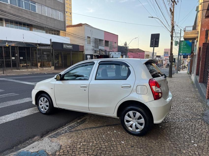 TOYOTA Etios Hatch - Foto