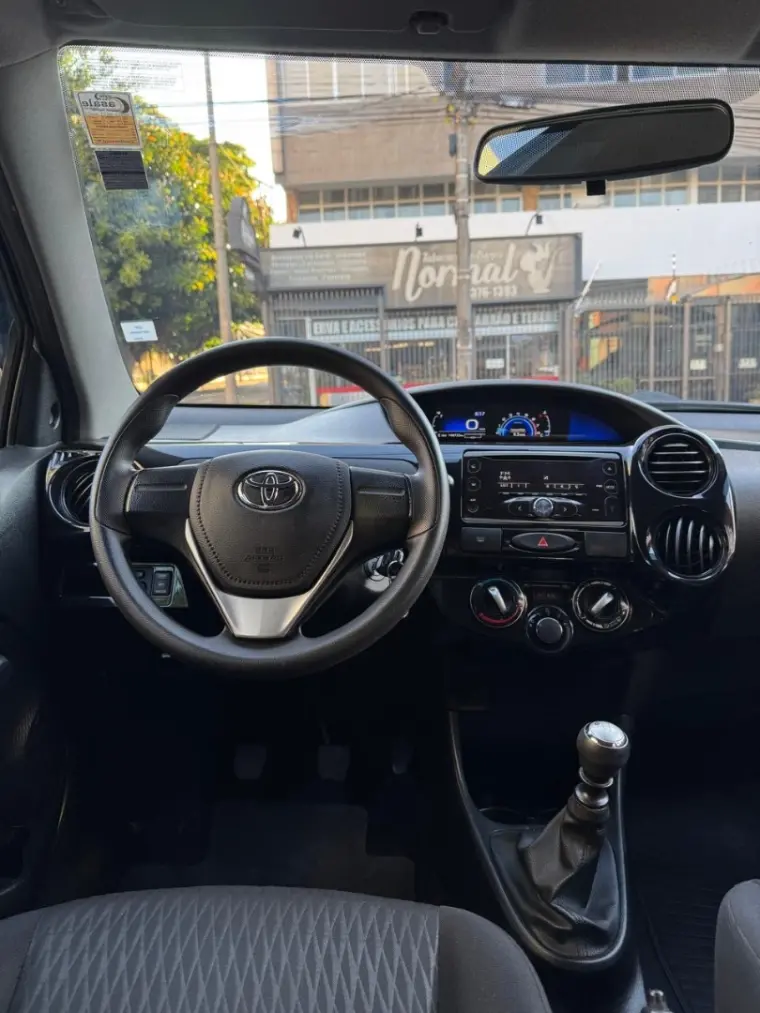 TOYOTA Etios Hatch - Foto