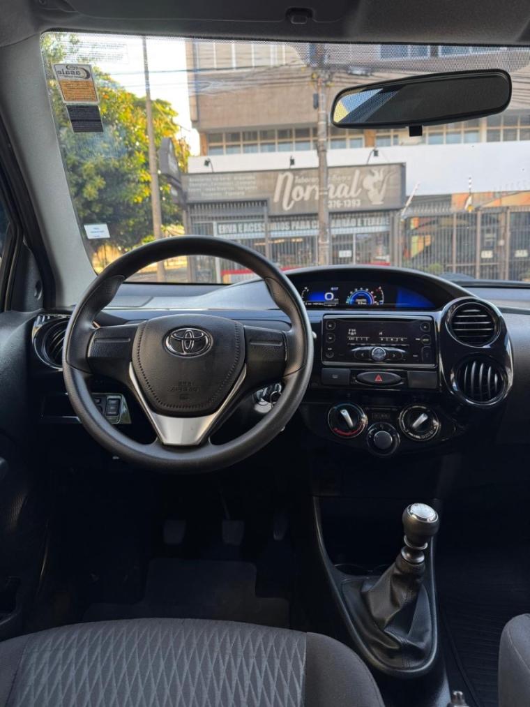 TOYOTA Etios Hatch - Foto