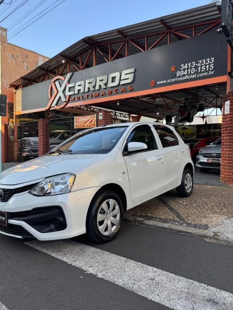 TOYOTA Etios Hatch - Foto