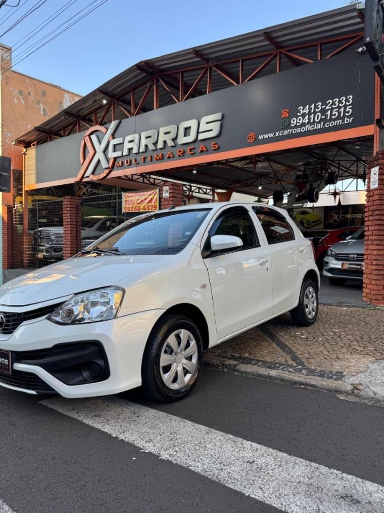 TOYOTA Etios Hatch - Foto