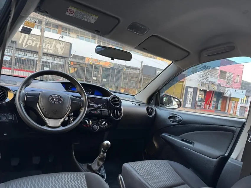 TOYOTA Etios Hatch - Foto
