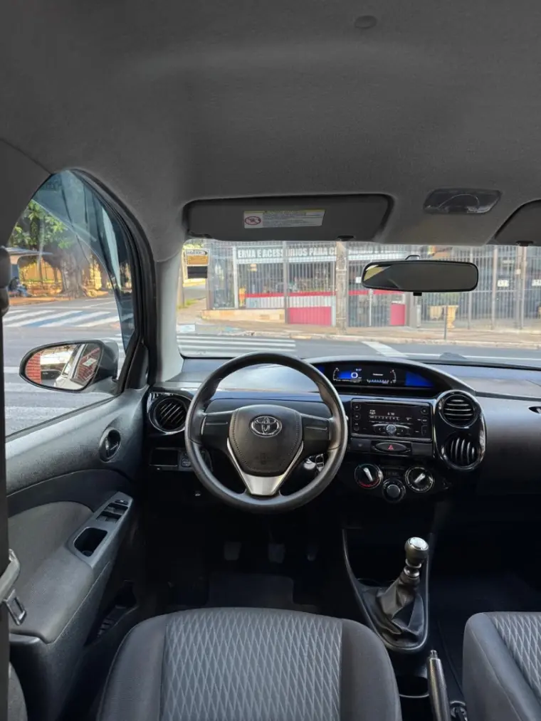 TOYOTA Etios Hatch - Foto