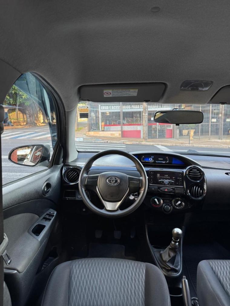 TOYOTA Etios Hatch - Foto
