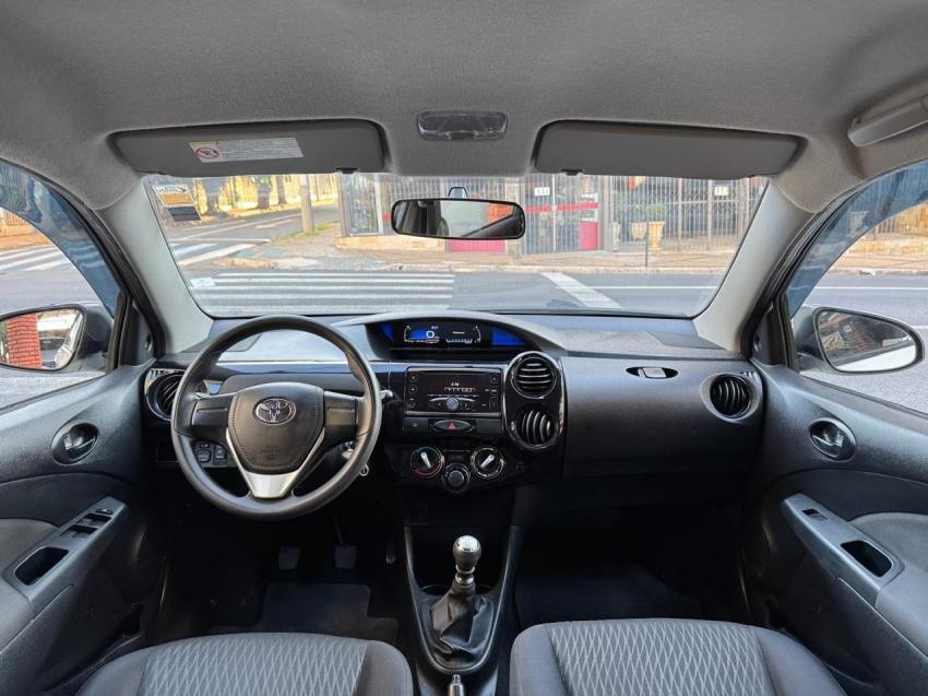 TOYOTA Etios Hatch - Foto
