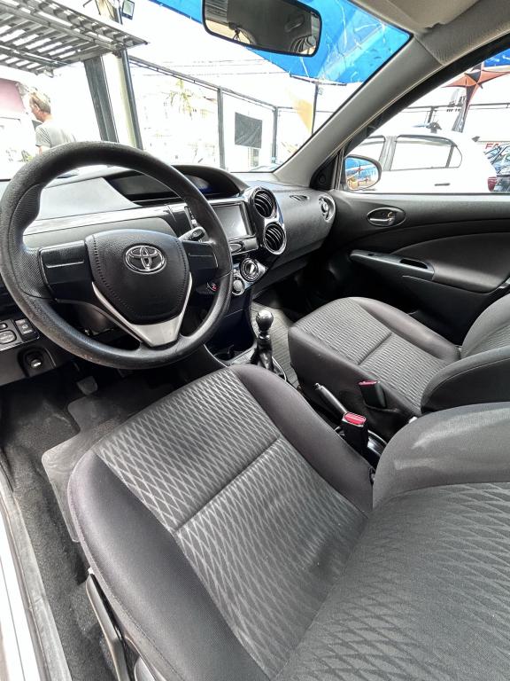 TOYOTA Etios Hatch - Foto