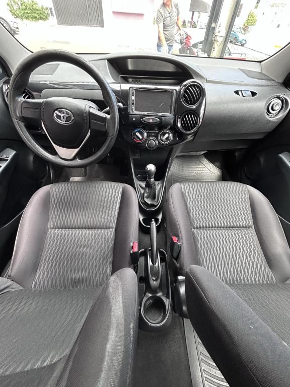 TOYOTA Etios Hatch - Foto