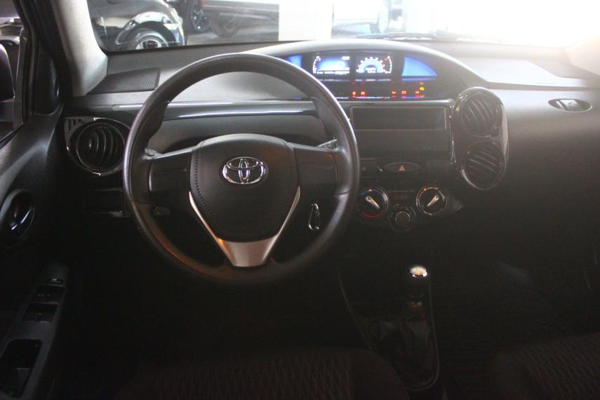 TOYOTA Etios Hatch - Foto