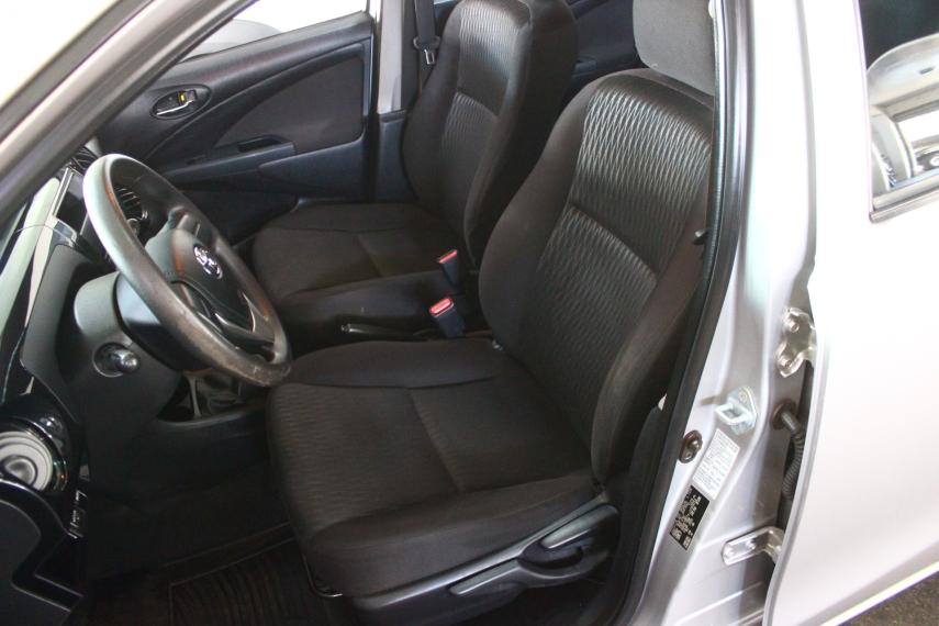 TOYOTA Etios Hatch - Foto