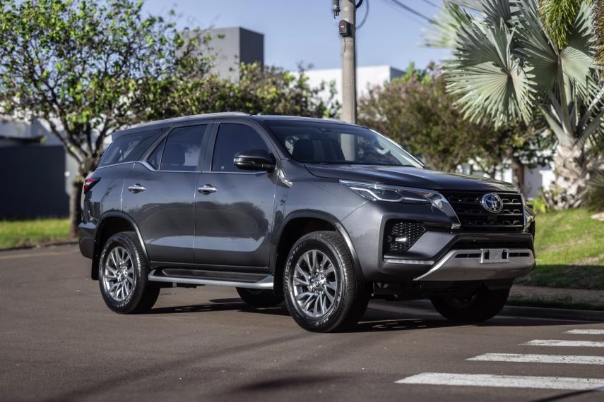 TOYOTA Hilux SW4 - Foto