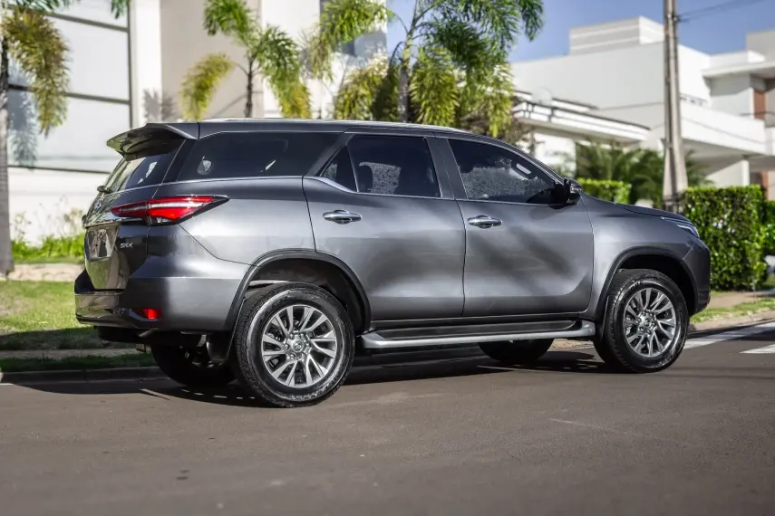 TOYOTA Hilux SW4 - Foto