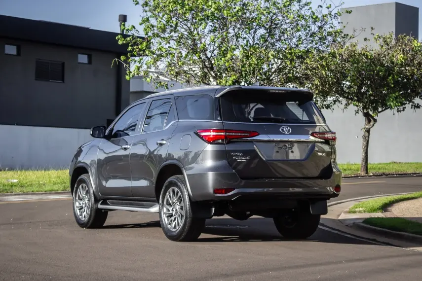 TOYOTA Hilux SW4 - Foto