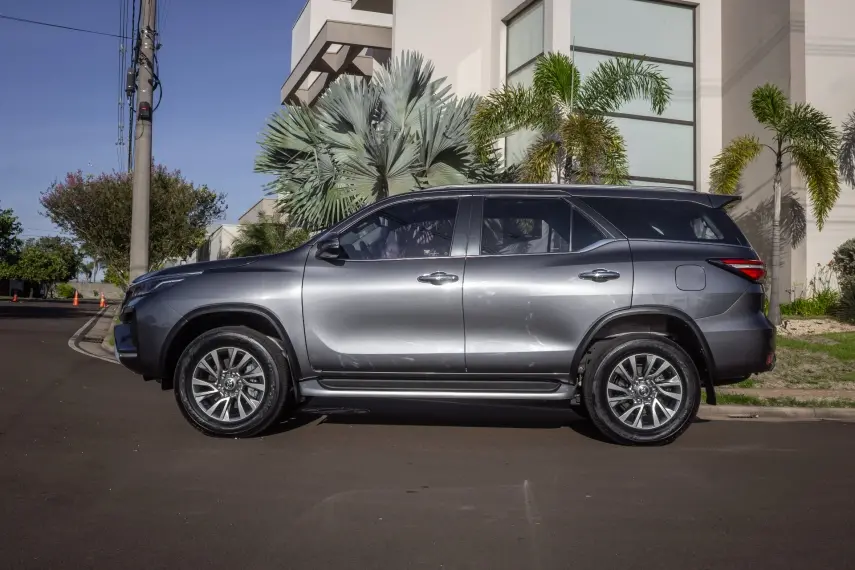 TOYOTA Hilux SW4 - Foto