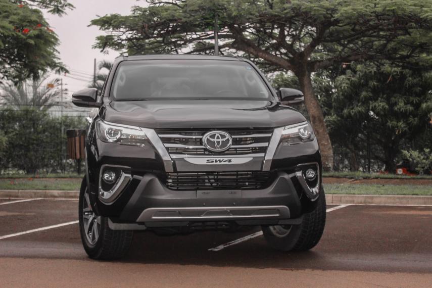 TOYOTA Hilux SW4 - Foto