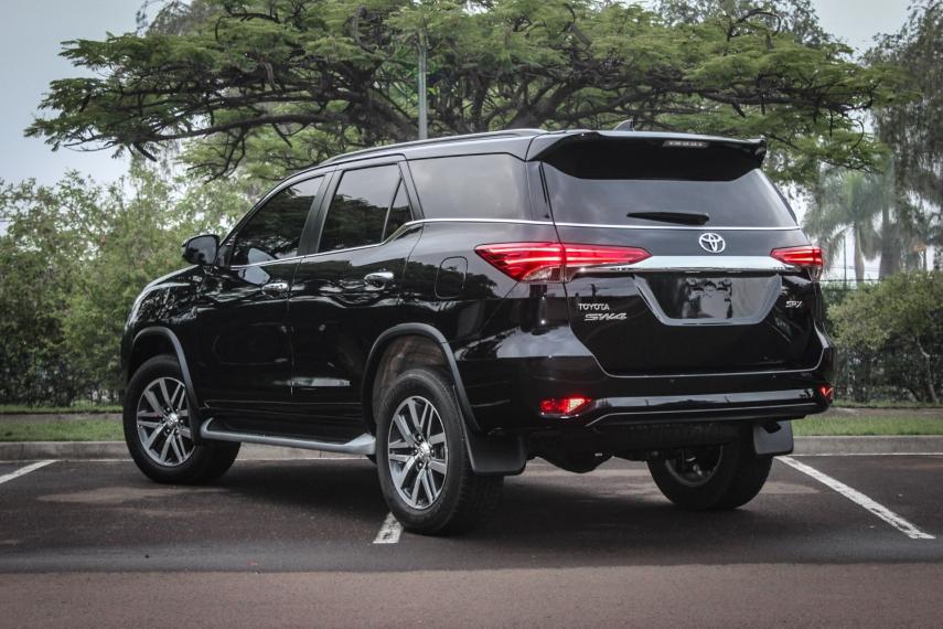 TOYOTA Hilux SW4 - Foto