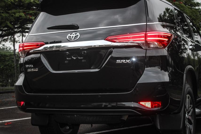 TOYOTA Hilux SW4 - Foto