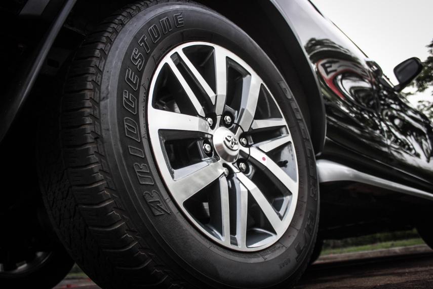 TOYOTA Hilux SW4 - Foto